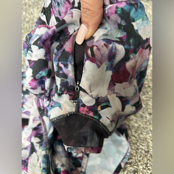 Lululemon cool colored floral pattern running track shorts size 4 - Picture 7 of 7